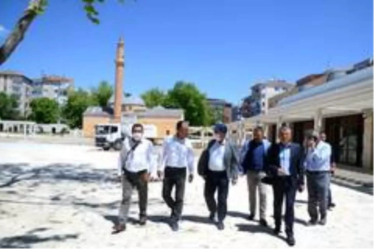 Kırşehir Belediyesi cami ve meydanları Cuma Namazı için dezenfekte edip yıkadı