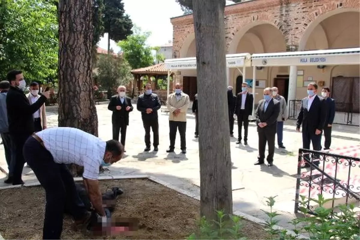 Kula\'da yeniden ibadete açılan camiler için kurban kesildi