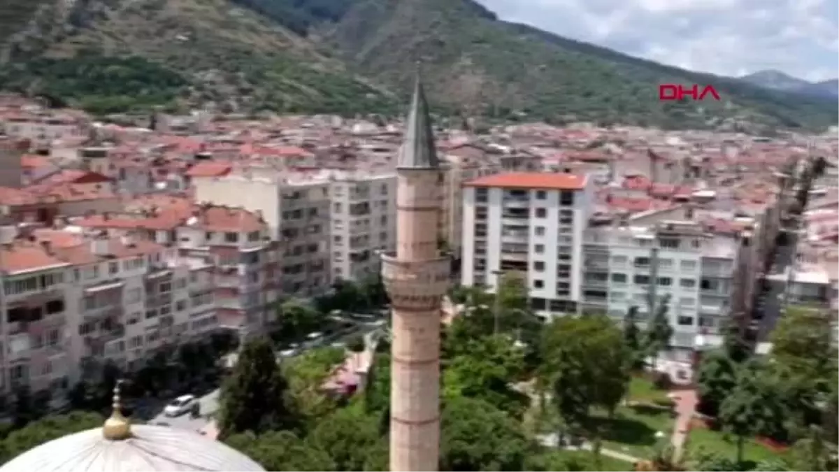 MANİSA Tarihi Sultan Camii avlusunda sosyal mesafeli cuma namazı