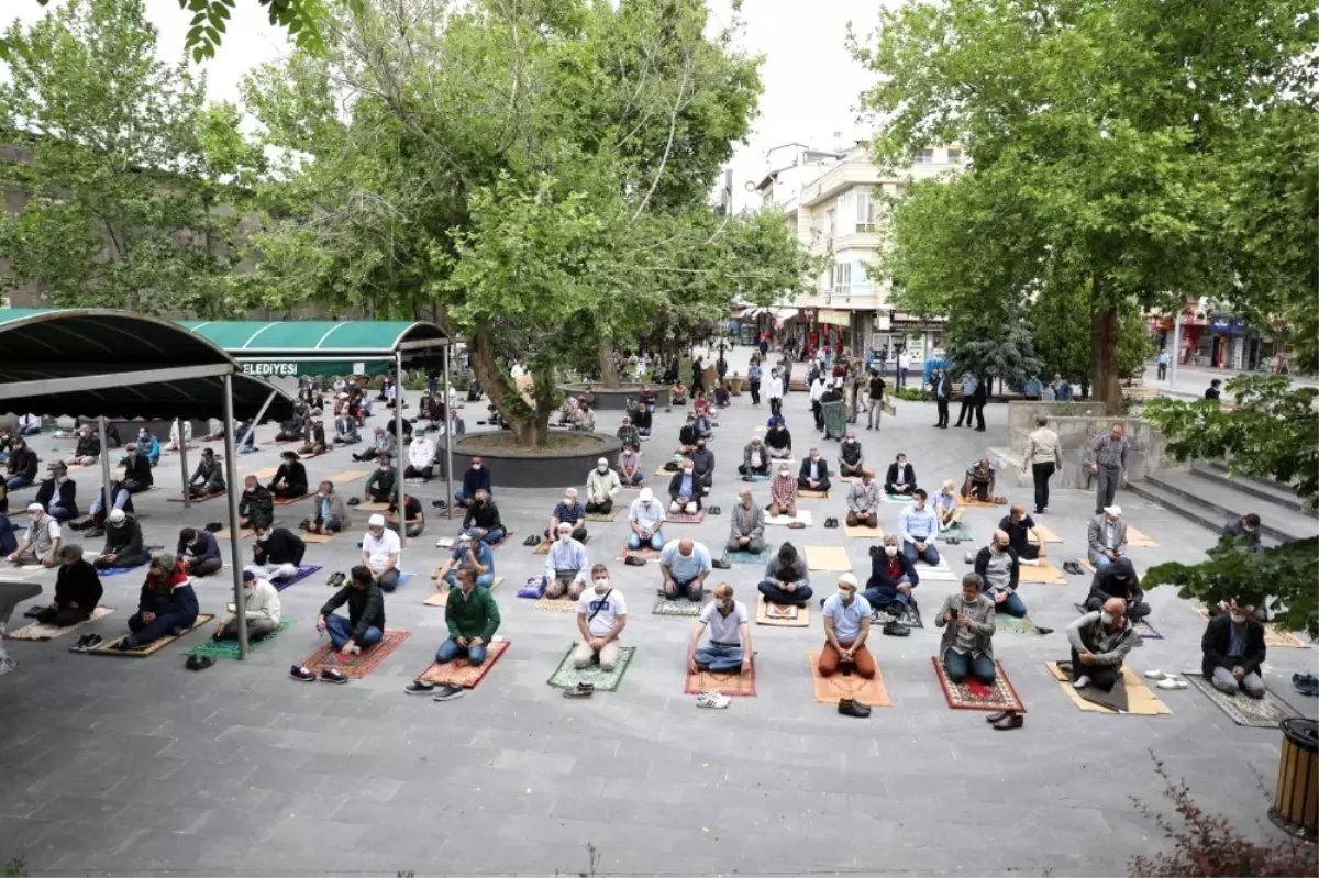 Melikgazi Belediyesi Cuma namazında tek kullanımlık seccade ve maske dağıttı