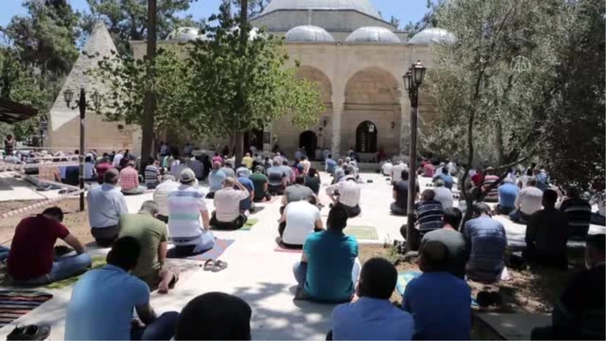 Mut ilçesinde salgın sonrası ilk cuma namazı kılındı