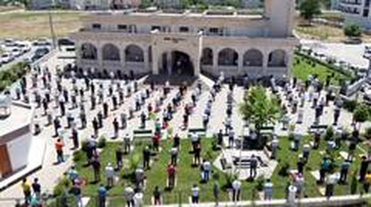 Namaz kılan cemaat havadan görüntülendi