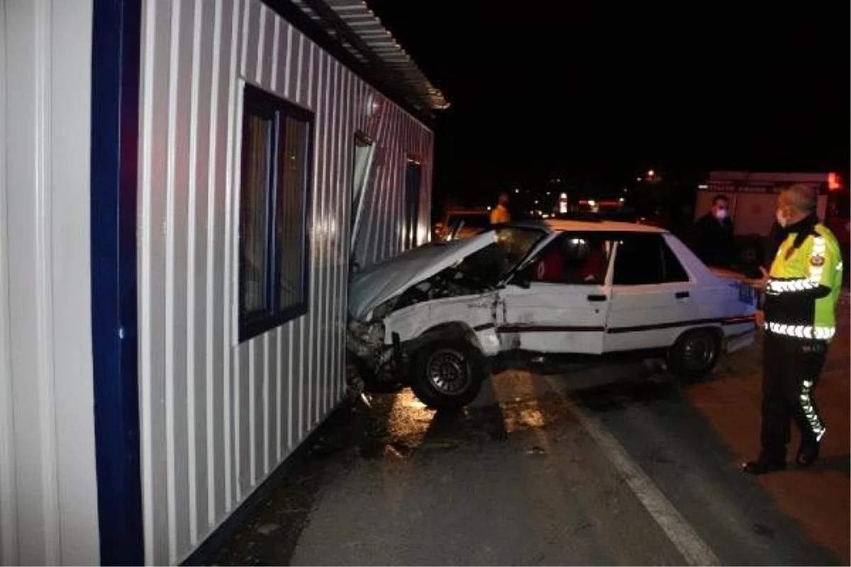 Polis konteynerine çarpan otomobilin sürücüsü yaralandı