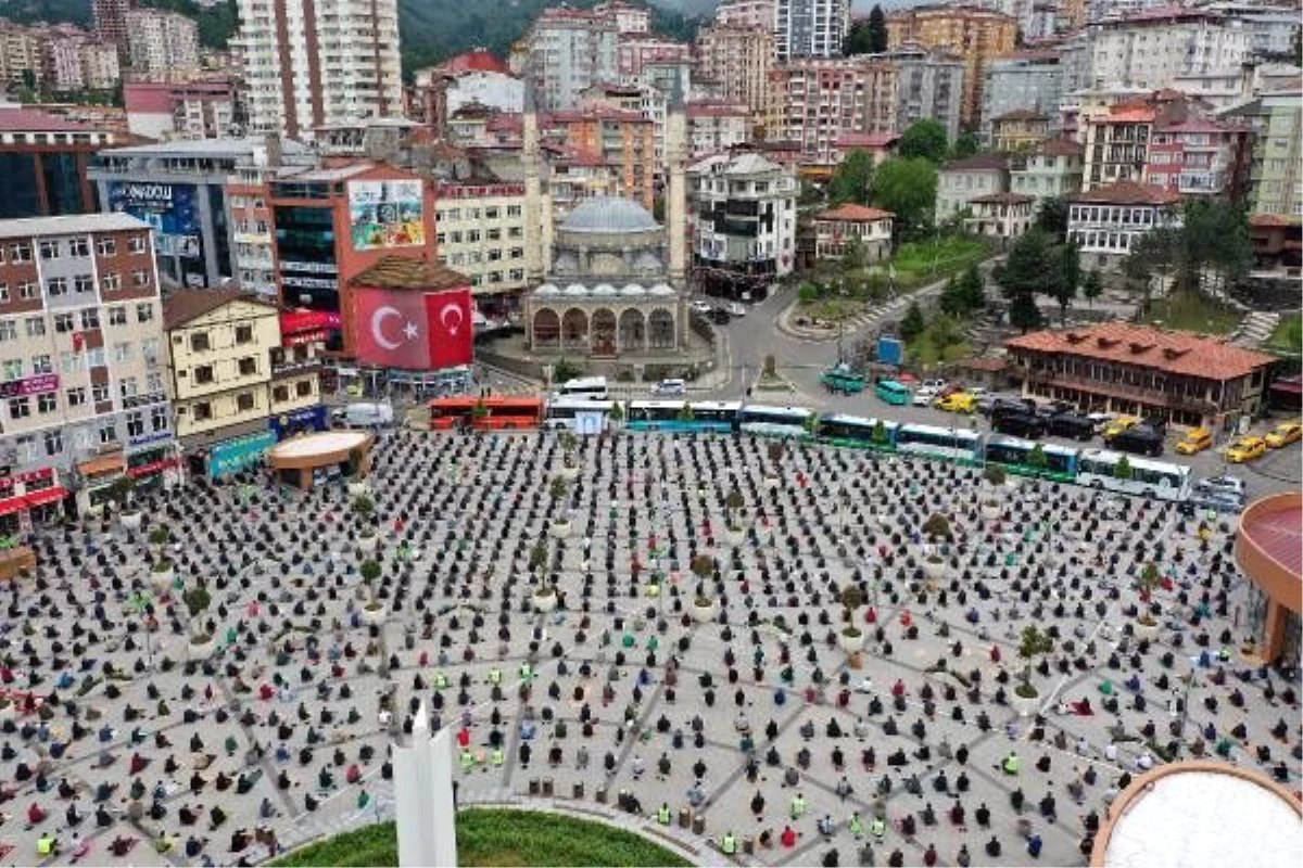 Rize\'de binlerce kişi meydanda saf tuttu