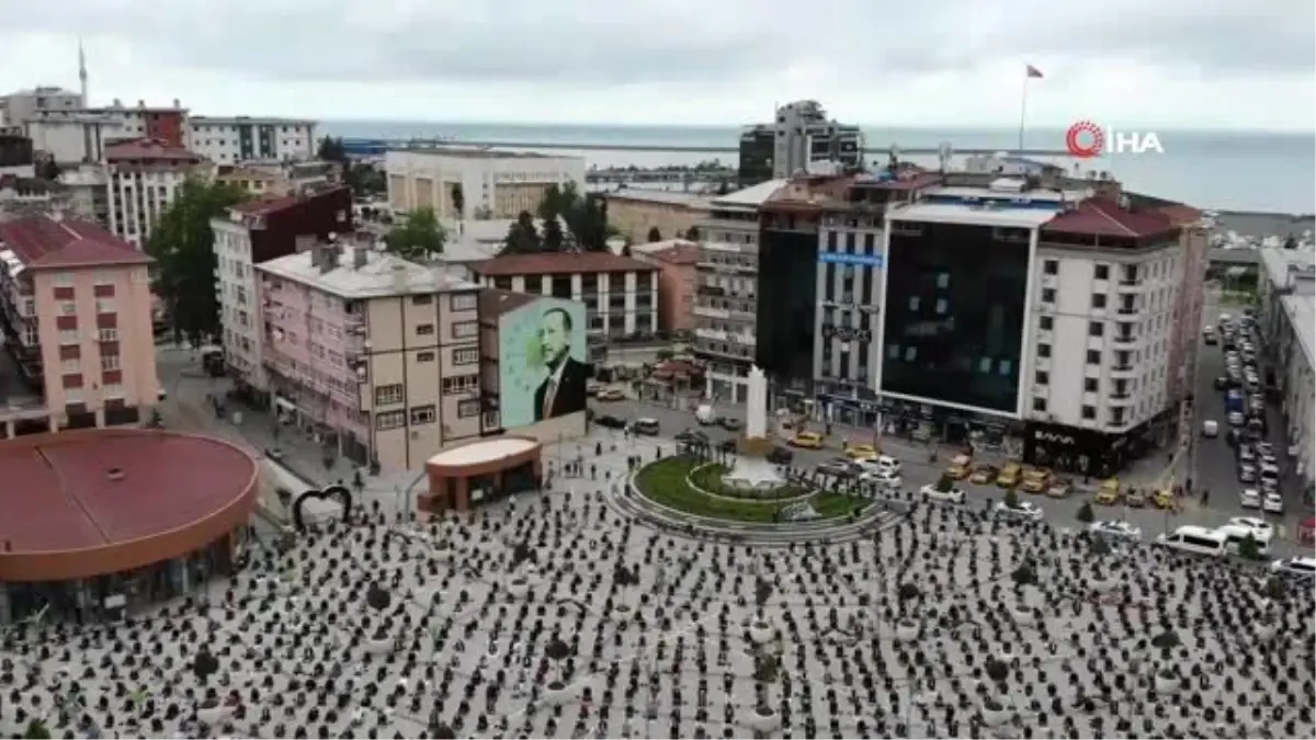 Rize Meydanı bu kez Cuma namazını kılmak isteyenlerle doldu taştı