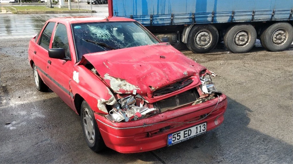 Samsun\'da otomobil tıra çarptı: 1 yaralı
