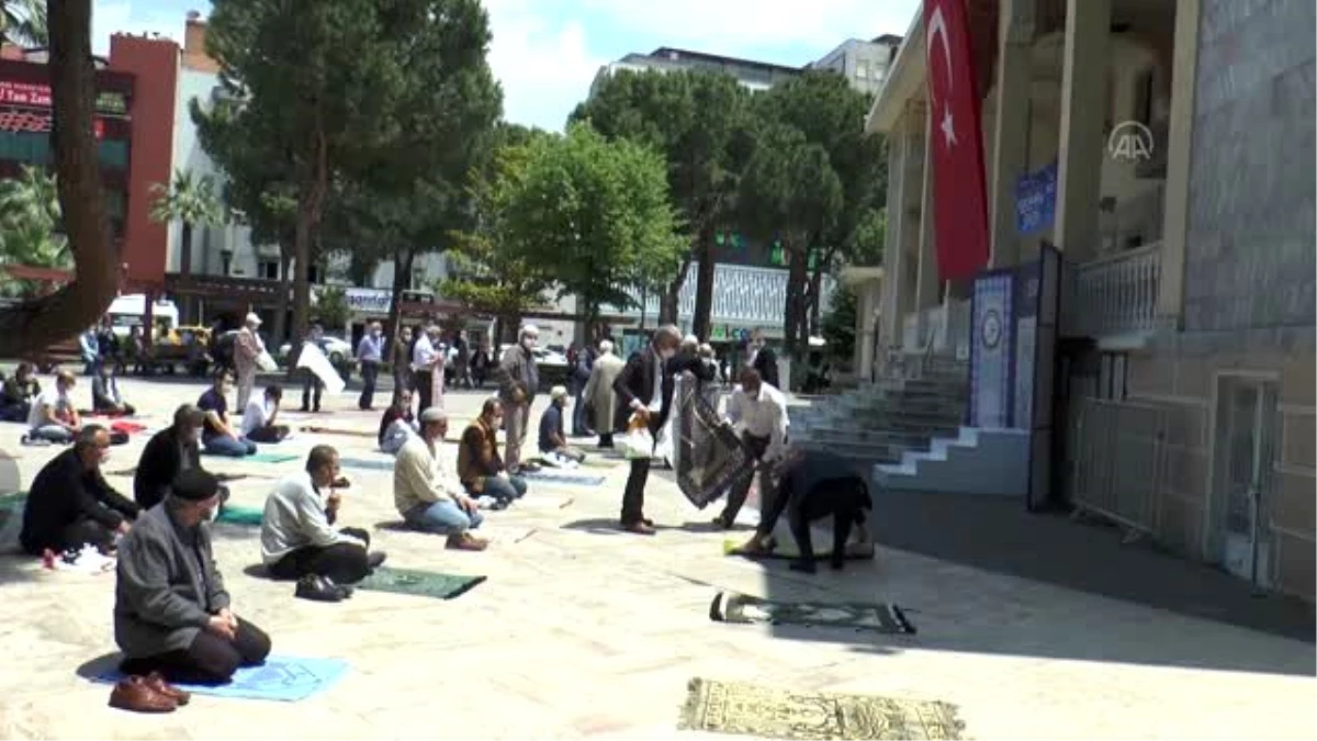 Saraçoğlu Stadı\'nda cuma namazı kılındı