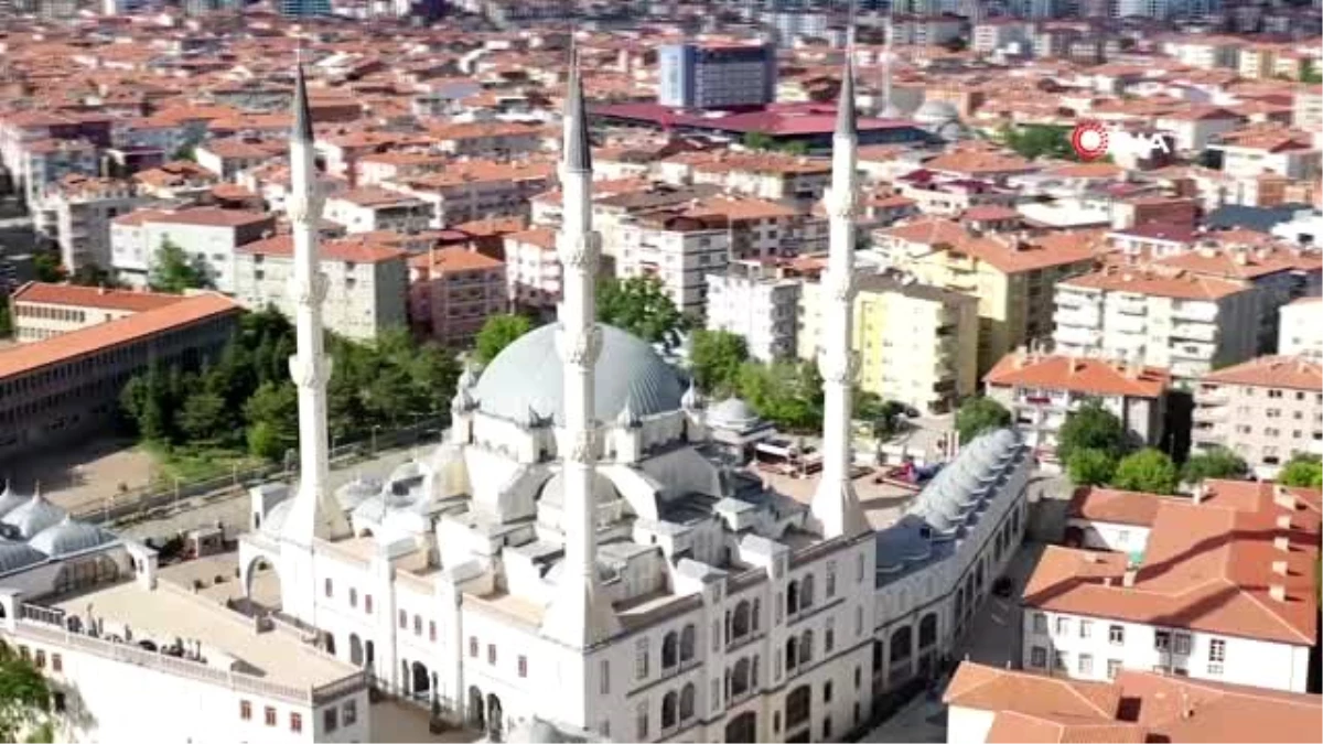 Sosyal mesafeli, maskeli Cuma namazı