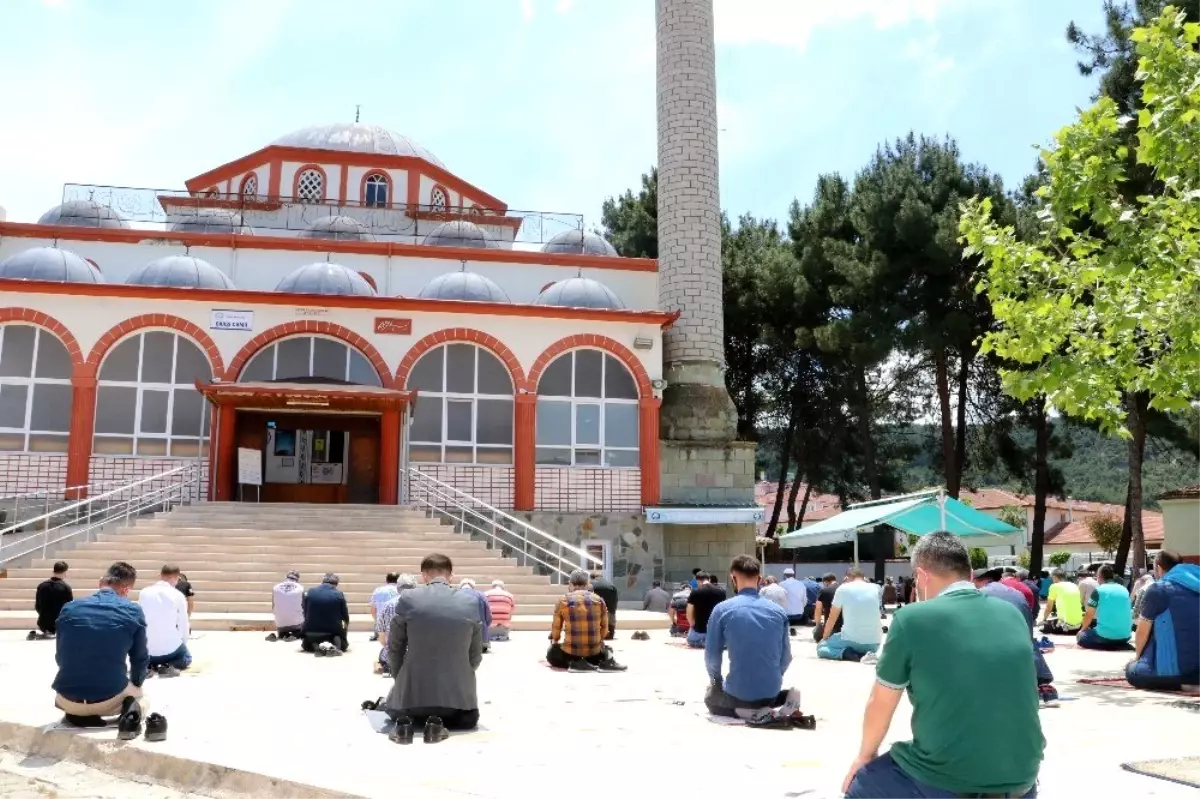 Taşova\'da fiziksel mesafeli ilk cuma namazı kılındı