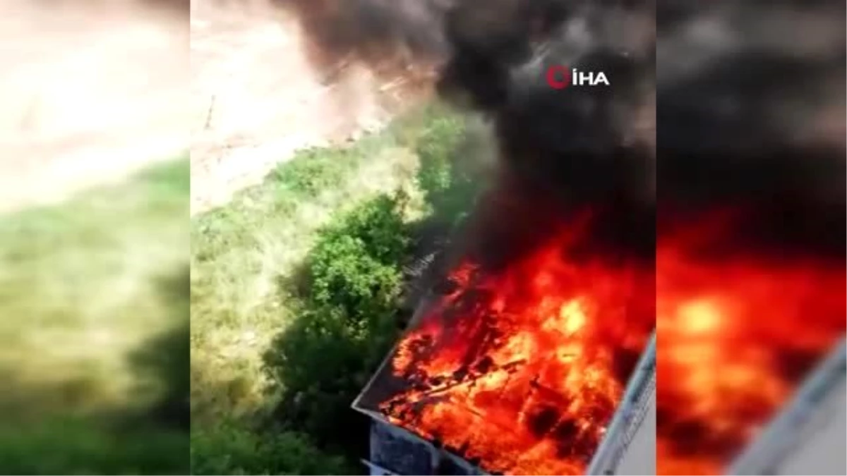 Tuzla\'da binanın çatısının alev alev yandığı anlar kamerada