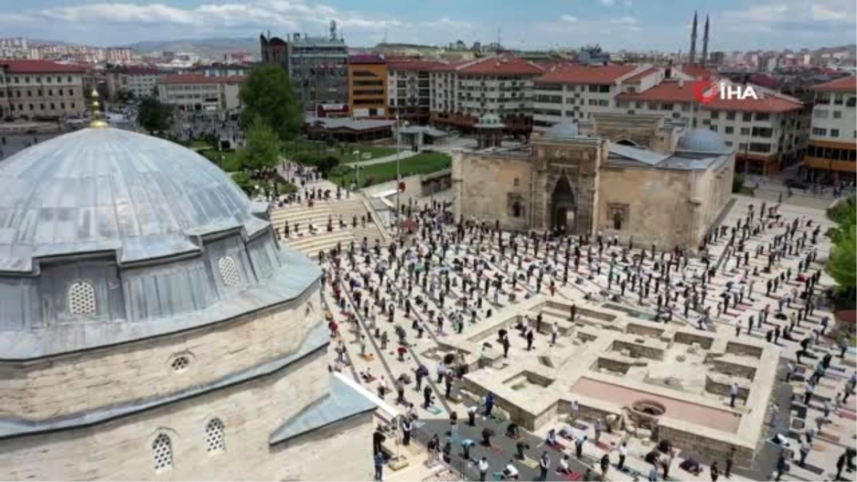 Üç medrese arasında görkemli Cuma