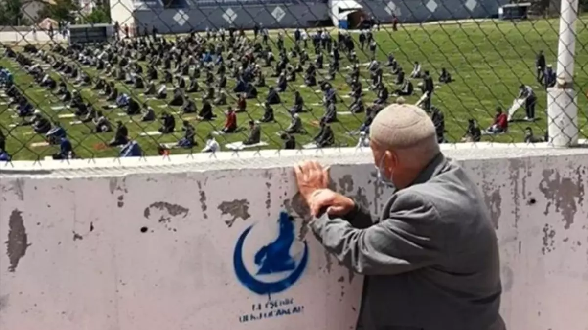 Yaş sınırına takıldığı için cemaatle namaz kılamayan amcanın yürek burkan görüntüsü