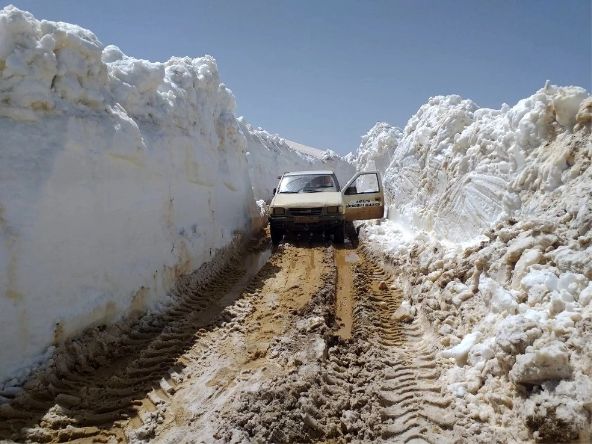 Antalya\'da kar kalınlığı 4,5 metreli bulan yolların açılması çalışmaları