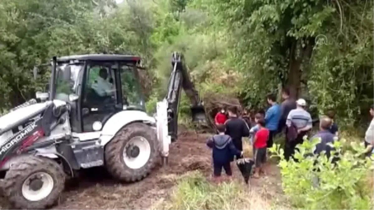 Bataklıkta mahsur kalan inek, iş makinesiyle kurtarıldı