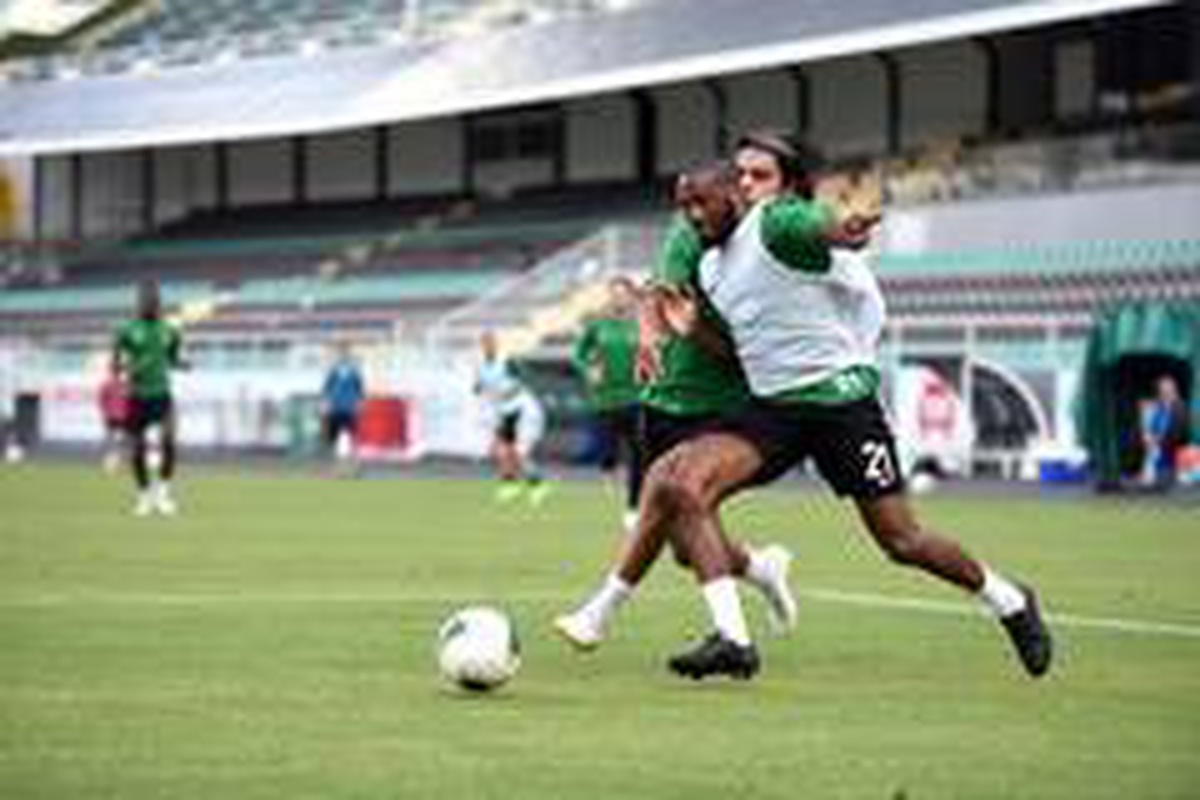 Denizlispor aylar sonra evinde, Atatürk Stadyumu\'nda antrenmana çıktı