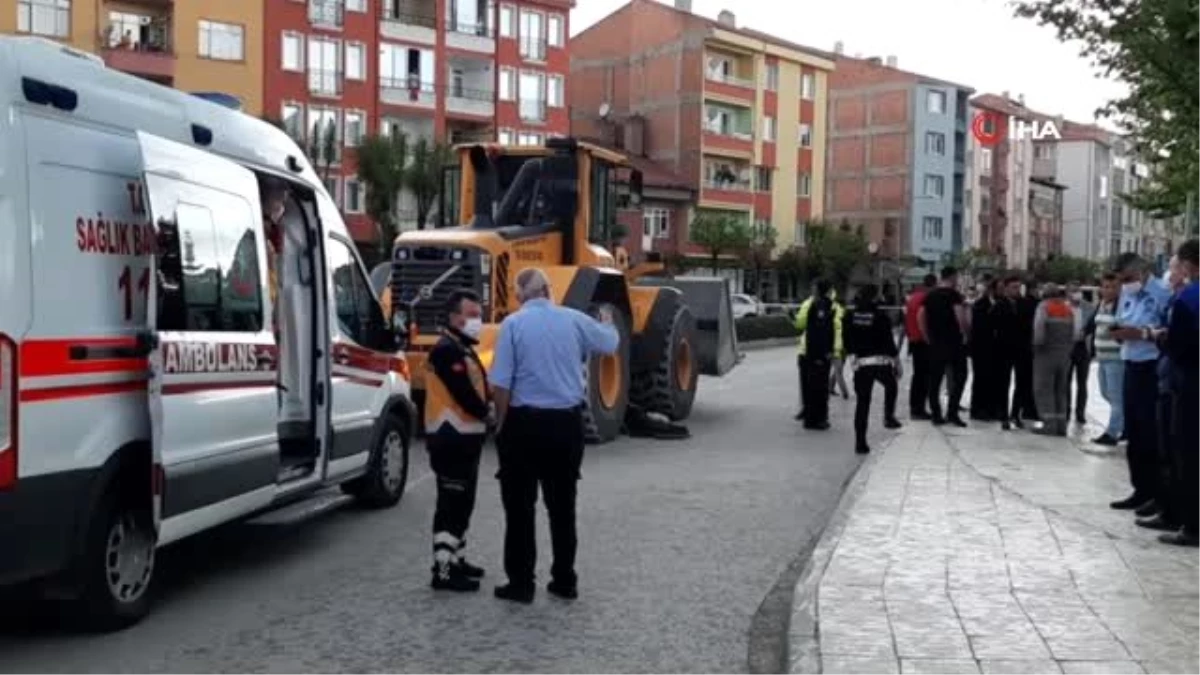 Genç kadın iş makinesinin altında kalarak can verdi