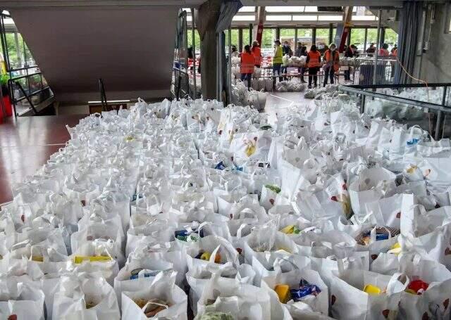 İsviçre'de koronavirüsten etkilenlere verilecek yardım paketleri için metrelerce kuyruk oluştu