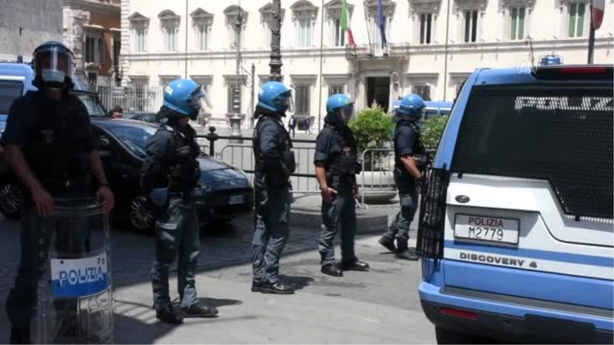 İtalya\'da hükümetin Kovid-19 salgını sürecinde ekonomiyi toparlayamaması protesto edildi - ROMA
