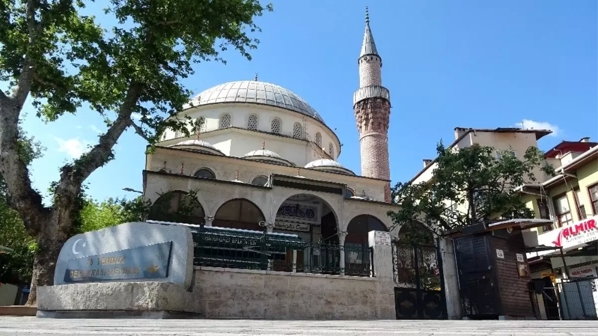 Kalacak yeri olmadığı için sığındığı camide mahsur kaldı