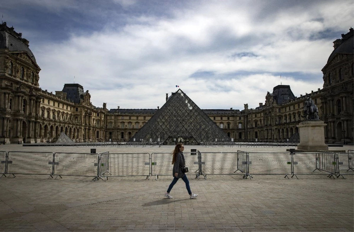 Louvre Müzesi açılmaya hazırlanıyor