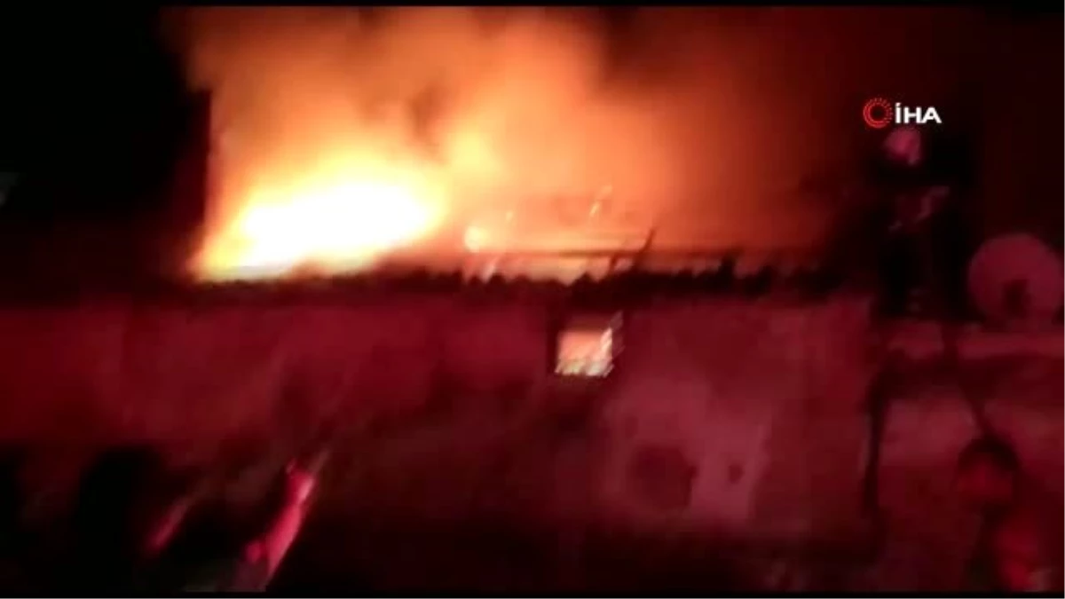 Söke\'de metruk bina alev alev yandı