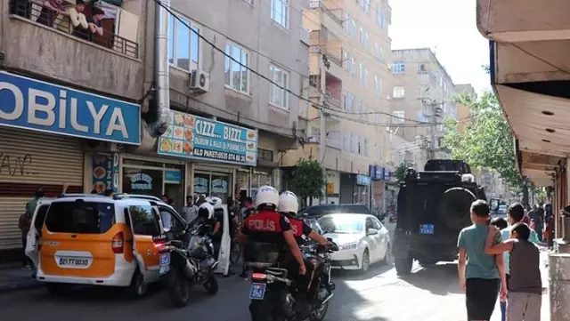 Son Dakika: Diyarbakır'da Dur ihtarına uymayan zanlının silahla yaraladığı polis şehit oldu