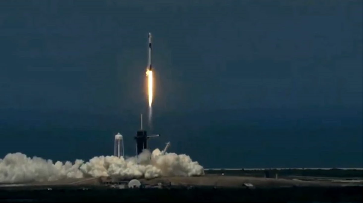 Son Dakika: SpaceX\'in ilk insanlı uzay mekiği Dragon fırlatıldı