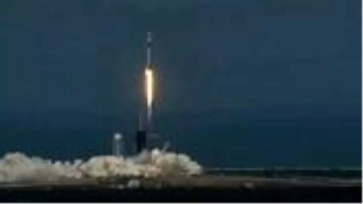 Son Dakika: SpaceX\'in ilk insanlı uzay mekiği Dragon fırlatıldı