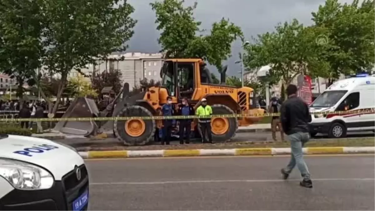 Son Dakika | Yolun karşısına geçerken iş makinesinin altında kalan kadın öldü - ÇORUM