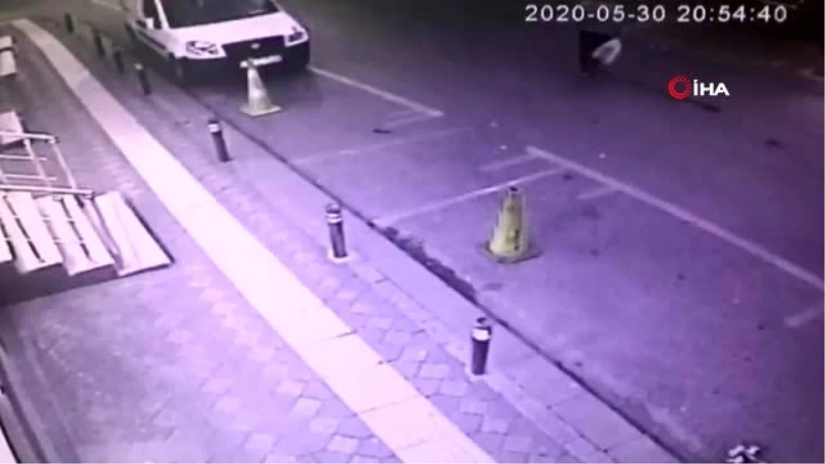 Zeytinburnu\'nda silahlı kavga: Yaralının yere yığıldığı anlar kamerada