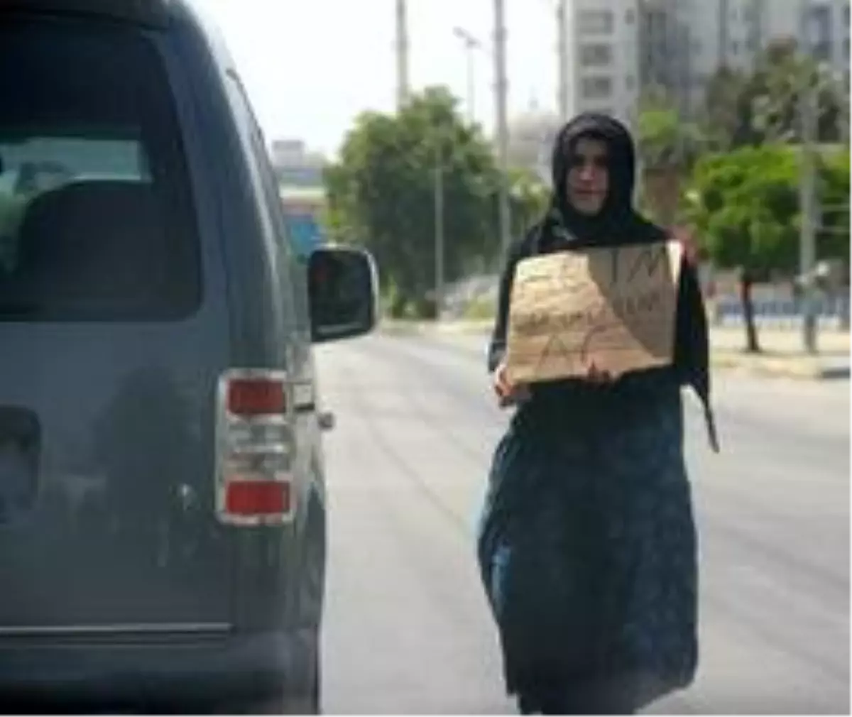 Son dakika haber! "Açım çocuklarım aç" yazısıyla dileniyor