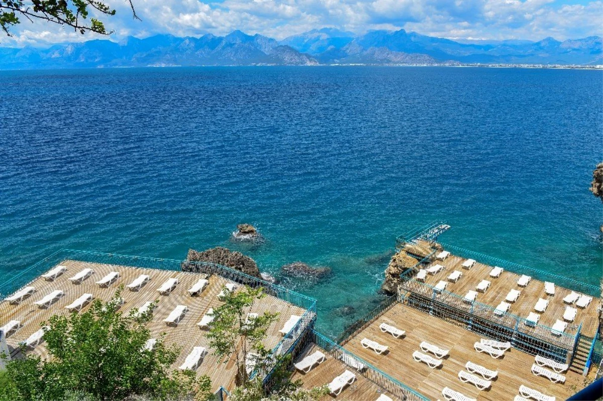 Antalya\'da plaj ve kafeler açılıyor