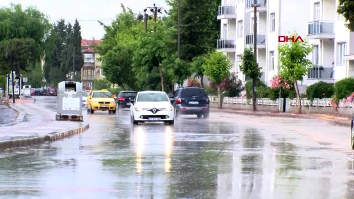 Son dakika haber: Edirne\'de 65 yaş üstü, yağmura rağmen dışarı çıktı, yürüyüş yaptı