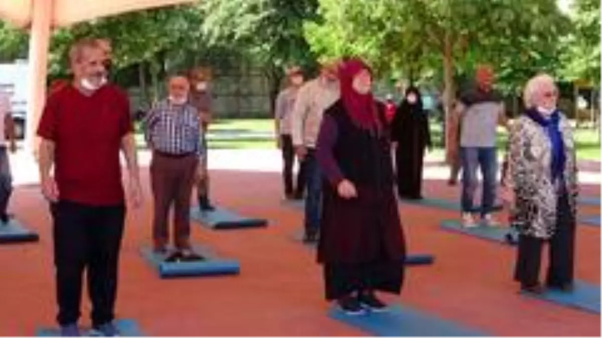 Kağıthane\'de yaşlılar açık alanda egzersiz yaptı