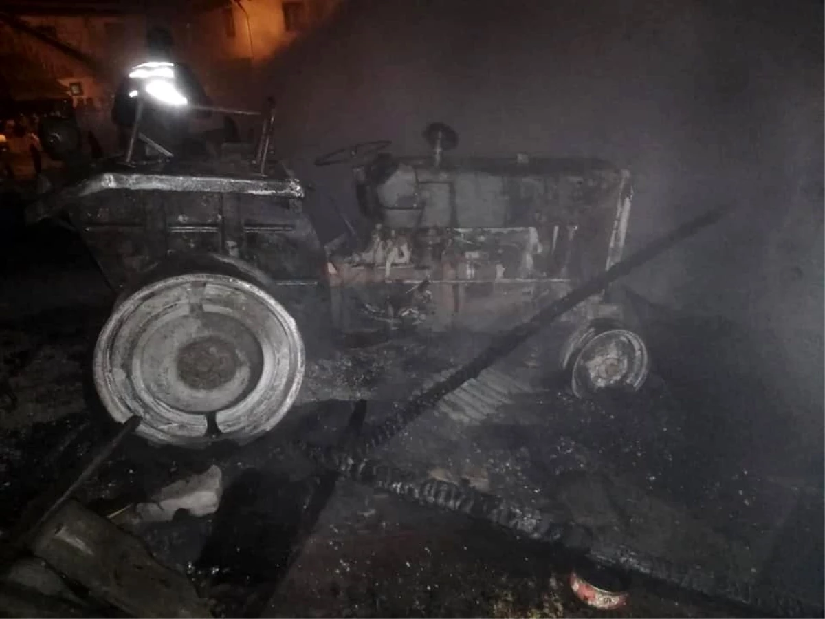 Karabük\'te çıkan yangında 2 samanlık ve 1 traktör yandı
