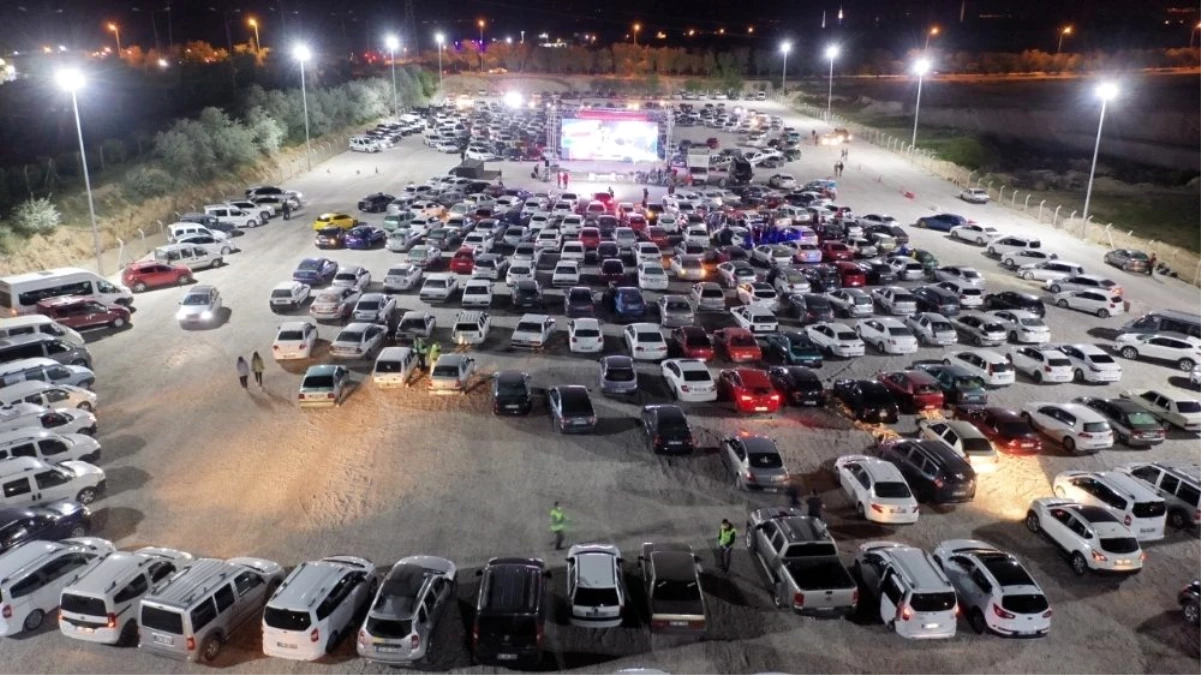 Nevşehir\'de yüzlerce araç "Arabalı Sinema Günleri" nde buluştu