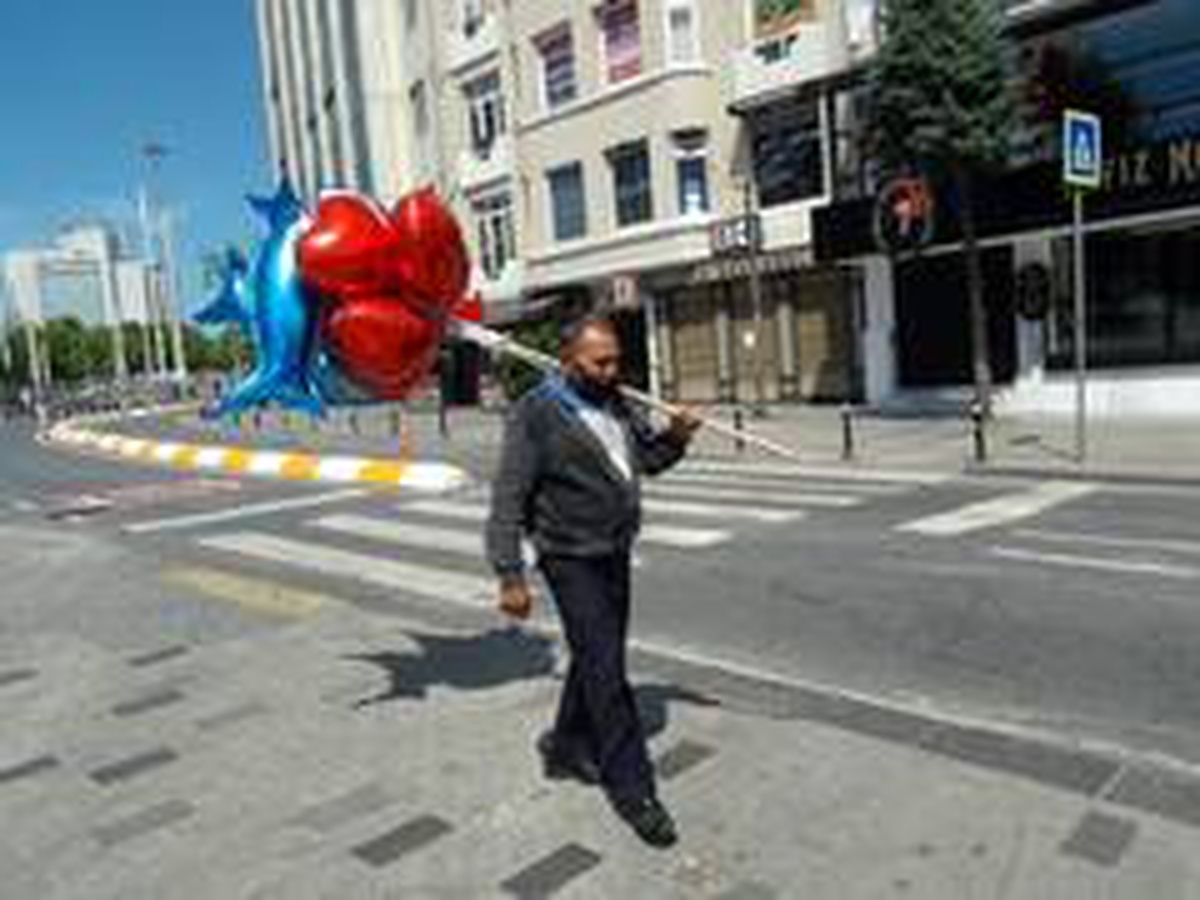 (Özel) Balon satmak için sokağa çıkan 71 yaşındaki seyyar satıcı siftah yapamadan evine döndü