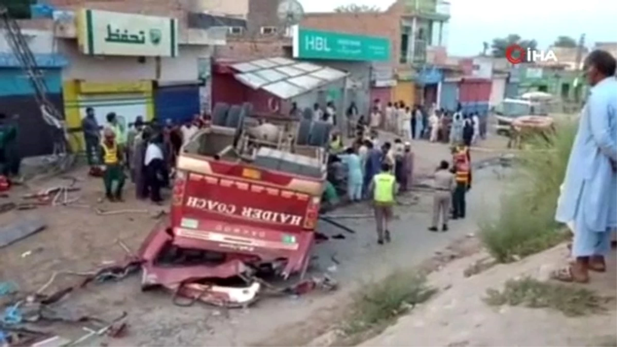 Pakistan\'da yolcu otobüsü kaza yaptı: 9 ölü, 28 yaralı