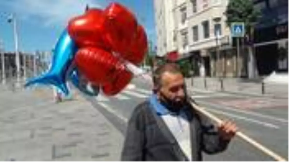 Sokağa çıkma izninde balon satmak için dışarı çıkan seyyar satıcı, siftah yapamadan döndü