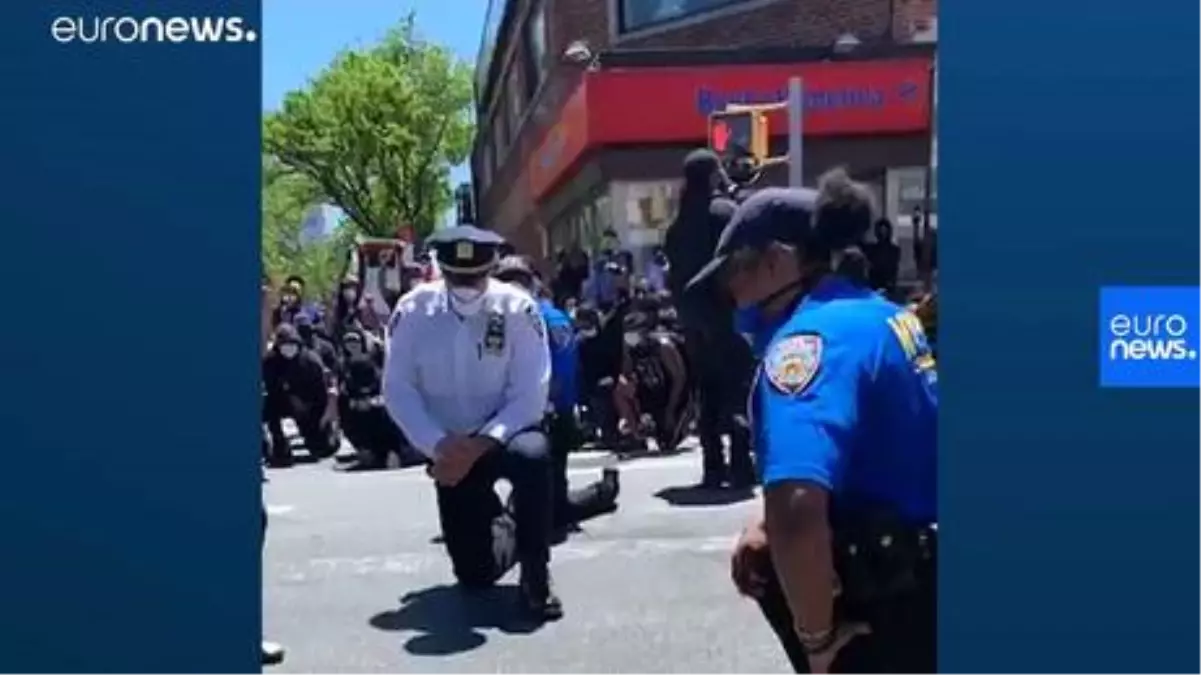 ABD\'de polis memurları \'polis şiddetine\' karşı protestolara diz çökerek destek verdi