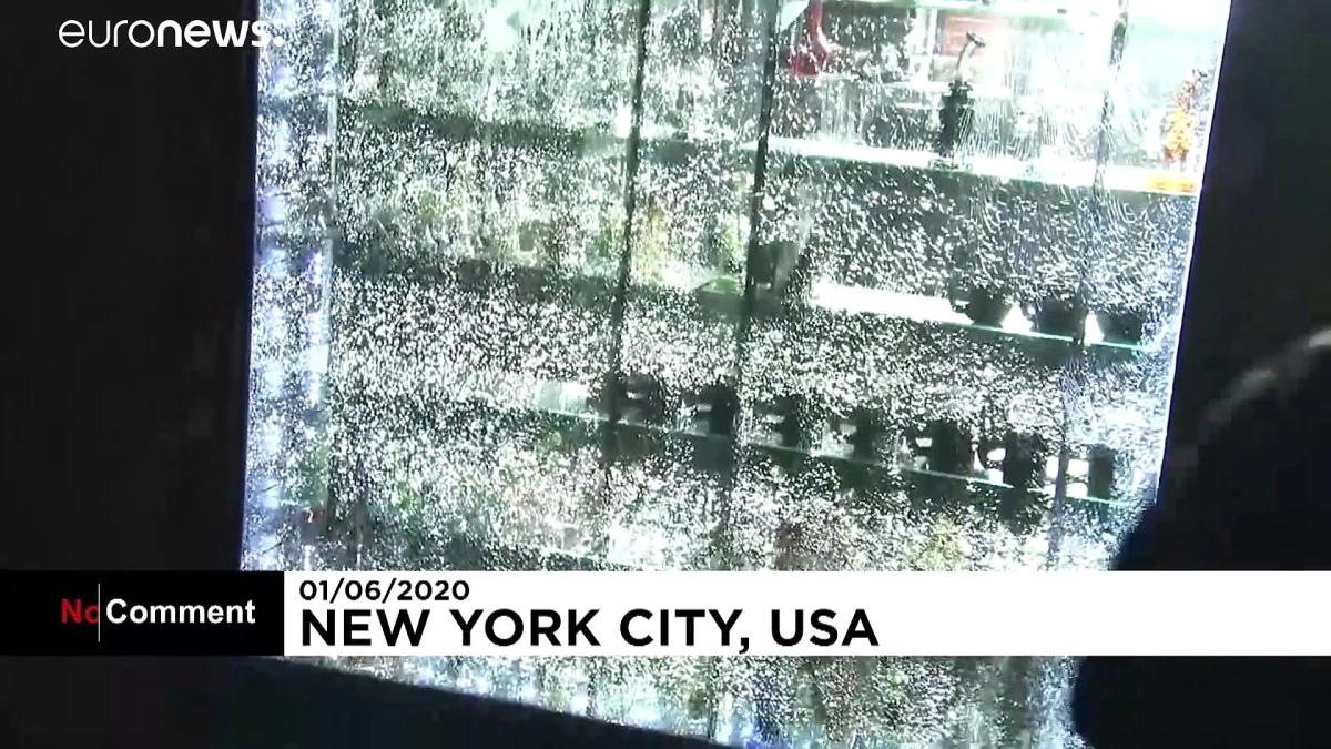 ABD\'de polis şiddetiyle patlak veren protestolarda New York\'taki ünlü mağazalar yağmalandı
