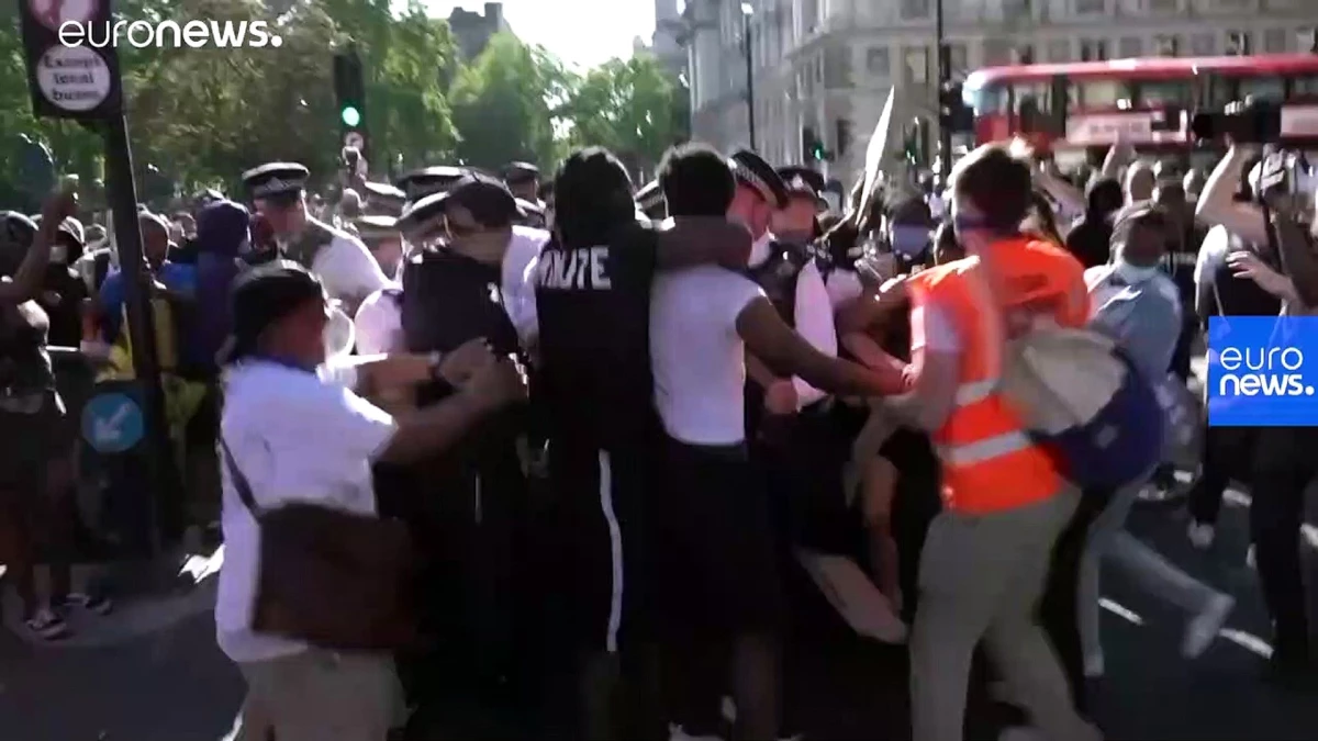 ABD\'deki polis şiddeti Londra ve Berlin\'de yüzlerce kişi tarafından protesto edildi