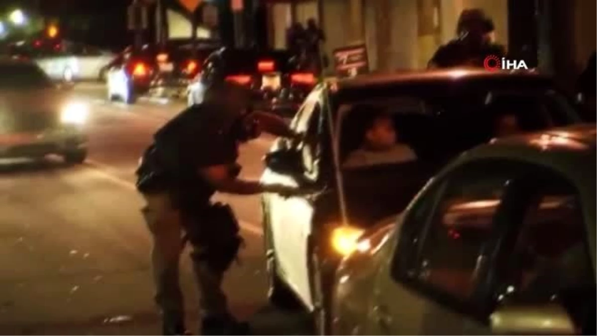 Amerikan polisinin şiddeti bitmiyorPolisler silahsız siyahi gençleri elektroşok tabancası ile...