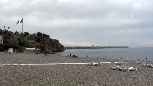 Son dakika haberleri... Antalya'nın plajlarında sosyal mesafeli deniz keyfi başladı (2)