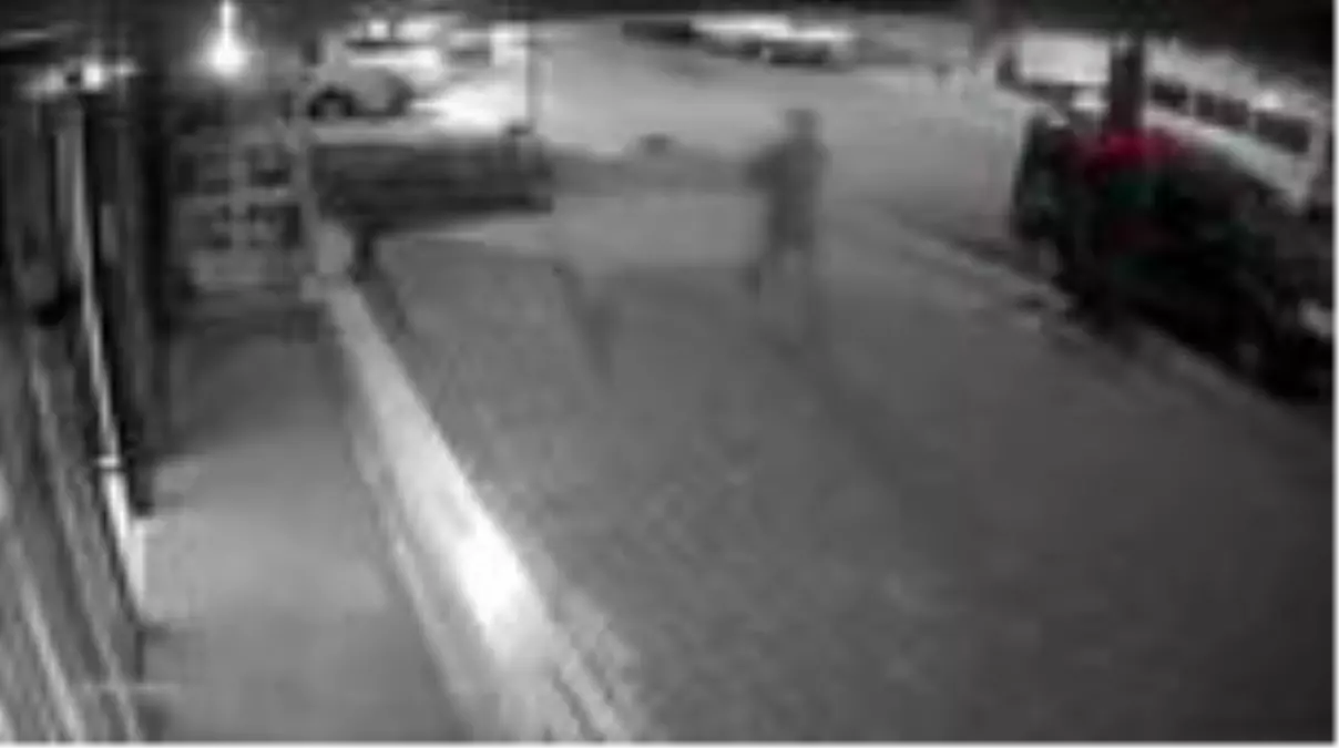 Son dakika haberleri... BAĞCILAR\'DA HAFİF TİCARİ ARAÇLARDAN DOUBLE EKRAN ÇALAN 2 KARDEŞ KAMERADA