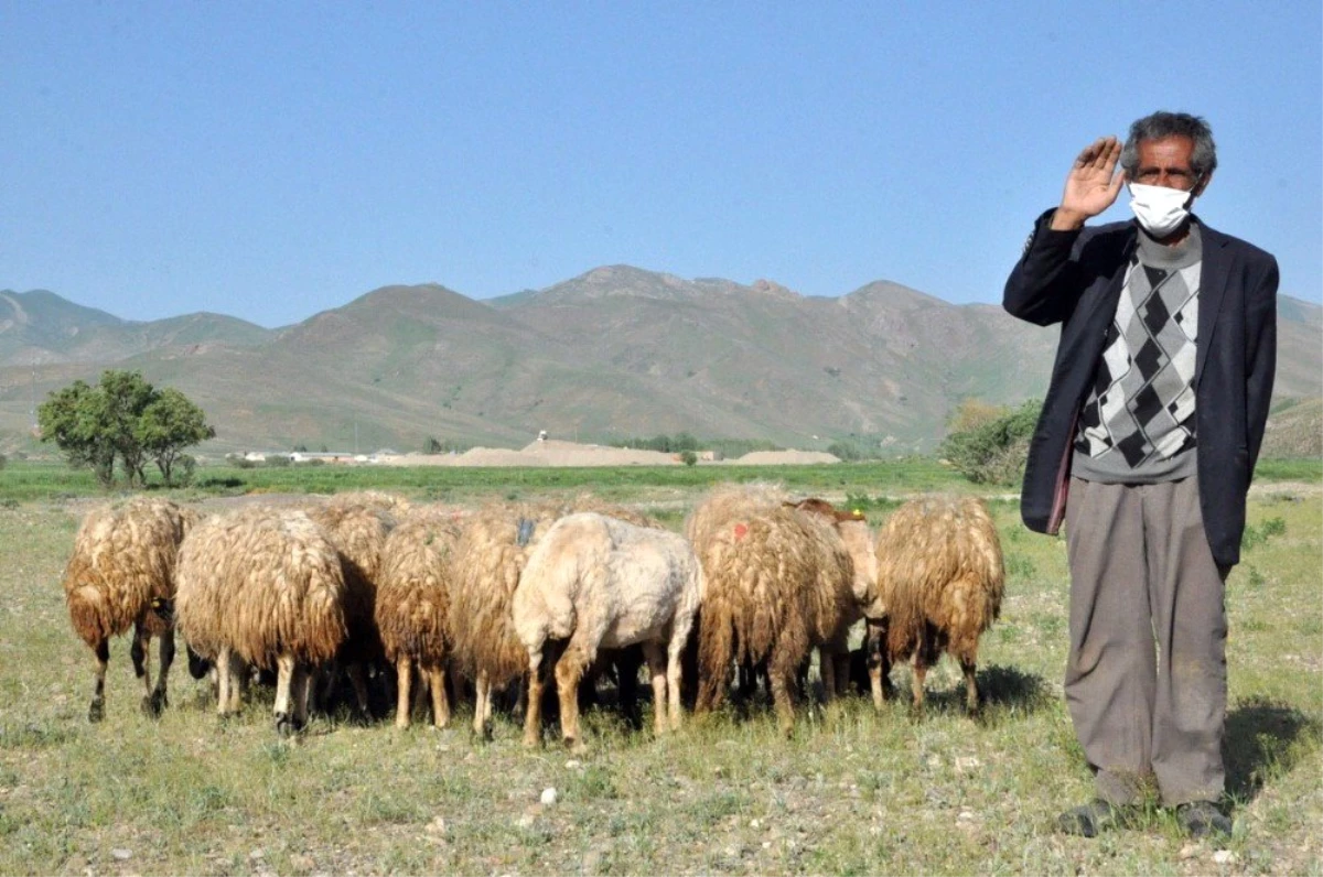 Bakan Pakdemirli: "Mehmet Emin amcamıza 20 koyun hediye ettik"