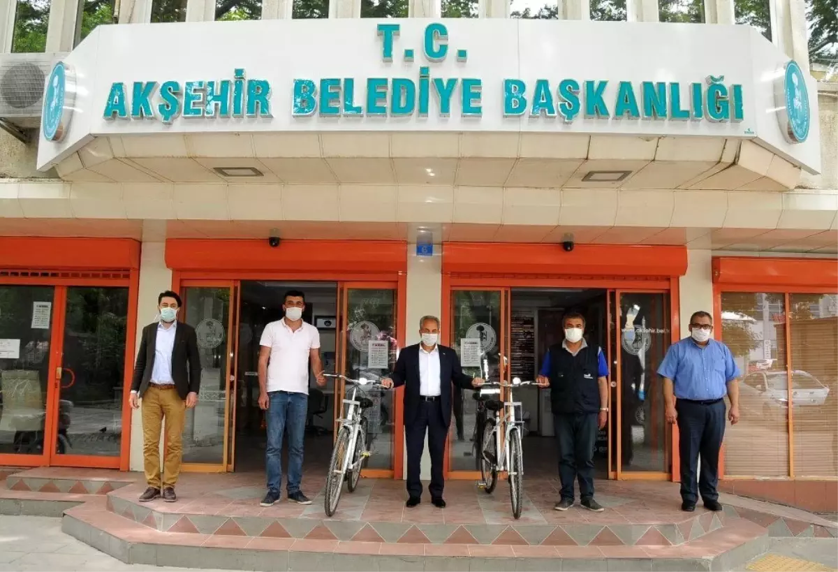 Bayramda kazandıkları bisikletlerini teslim aldılar