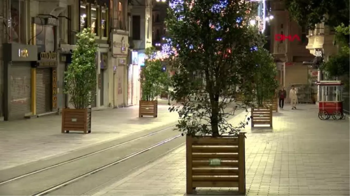 BEYOĞLU\'NDA ZABITA MASKE TAKMAYANLARI İSTİKLAL CADDESİ\'NE ALMADI