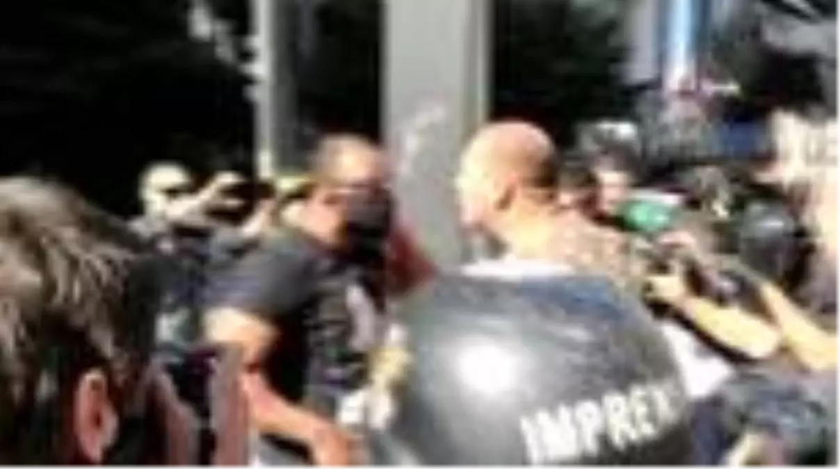 Brezilya\'da Bolsonaro Yanlıları ve Karşıtları Karşı Karşıya Geldi- Bolsonaro, Yandaşlarını At...