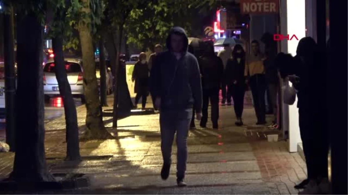 Bursa\'da kısıtlamanın ardından vatandaşlar sokaklara akın etti